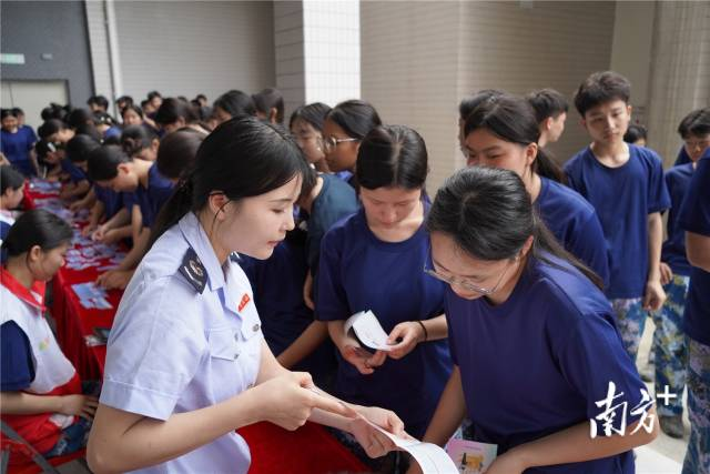 【佛冈】税收普法进校园，青春携手向未来|佛冈县税务局开展“税收在身边”主题宣传活动